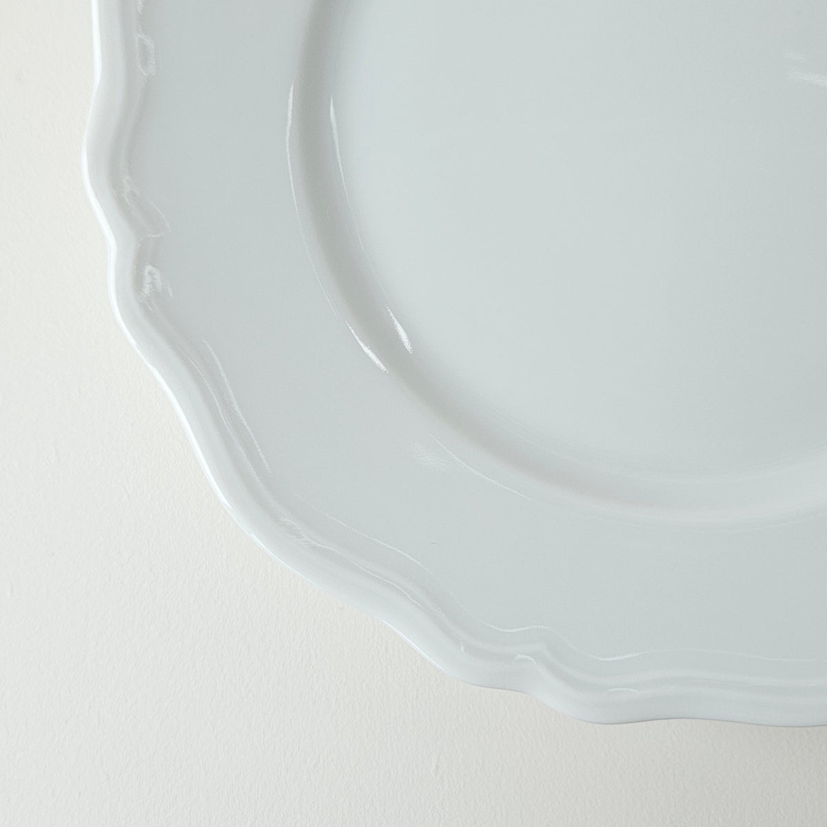 Suite de six assiettes à déjeuner – Choiseul – Manufacture Royal Limoges – Limoges, début du XXIe s.