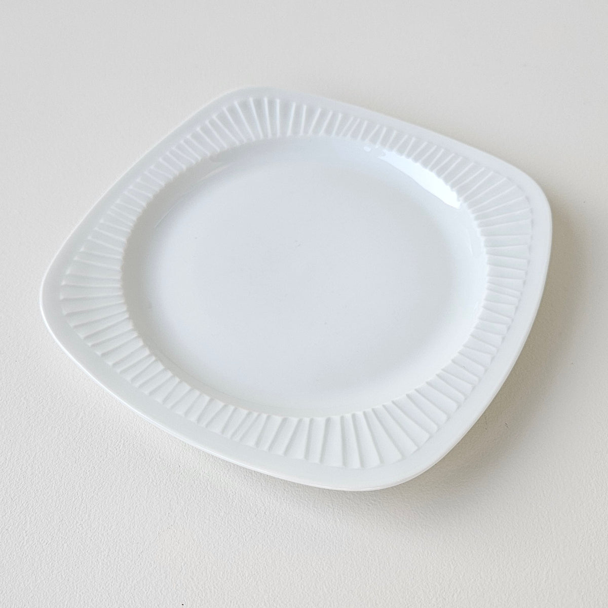 Suite de six assiettes à dessert – Lot n°2 – Manufacture Haviland – Limoges, v. 1950-1959 (Copie)