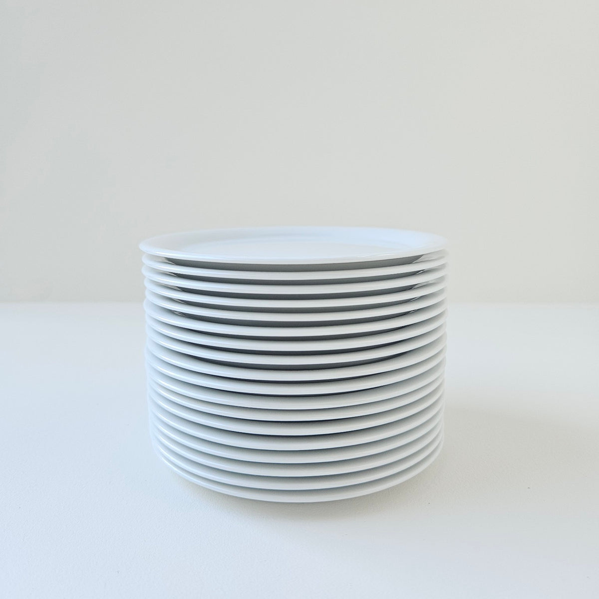 Suite de six assiettes à pain extra-plates – Manufacture Raynaud – Limoges, XXIe s.