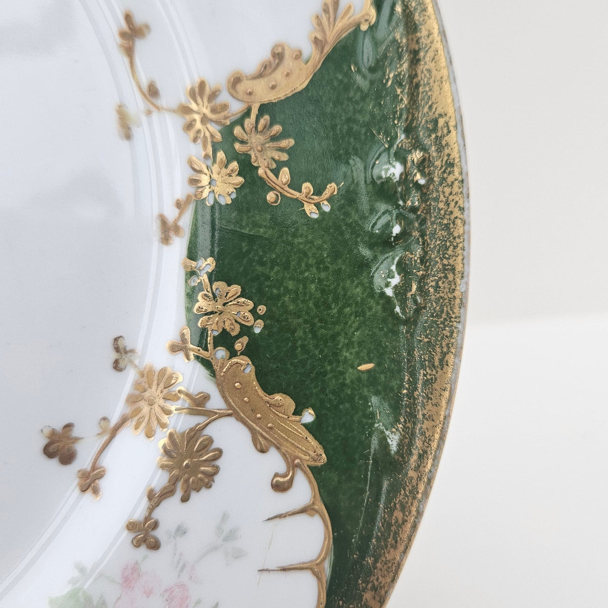 Assiette ancienne – Manufacture Balleroy, Mandavy et de Mavaleix – Limoges, v. 1904-1908