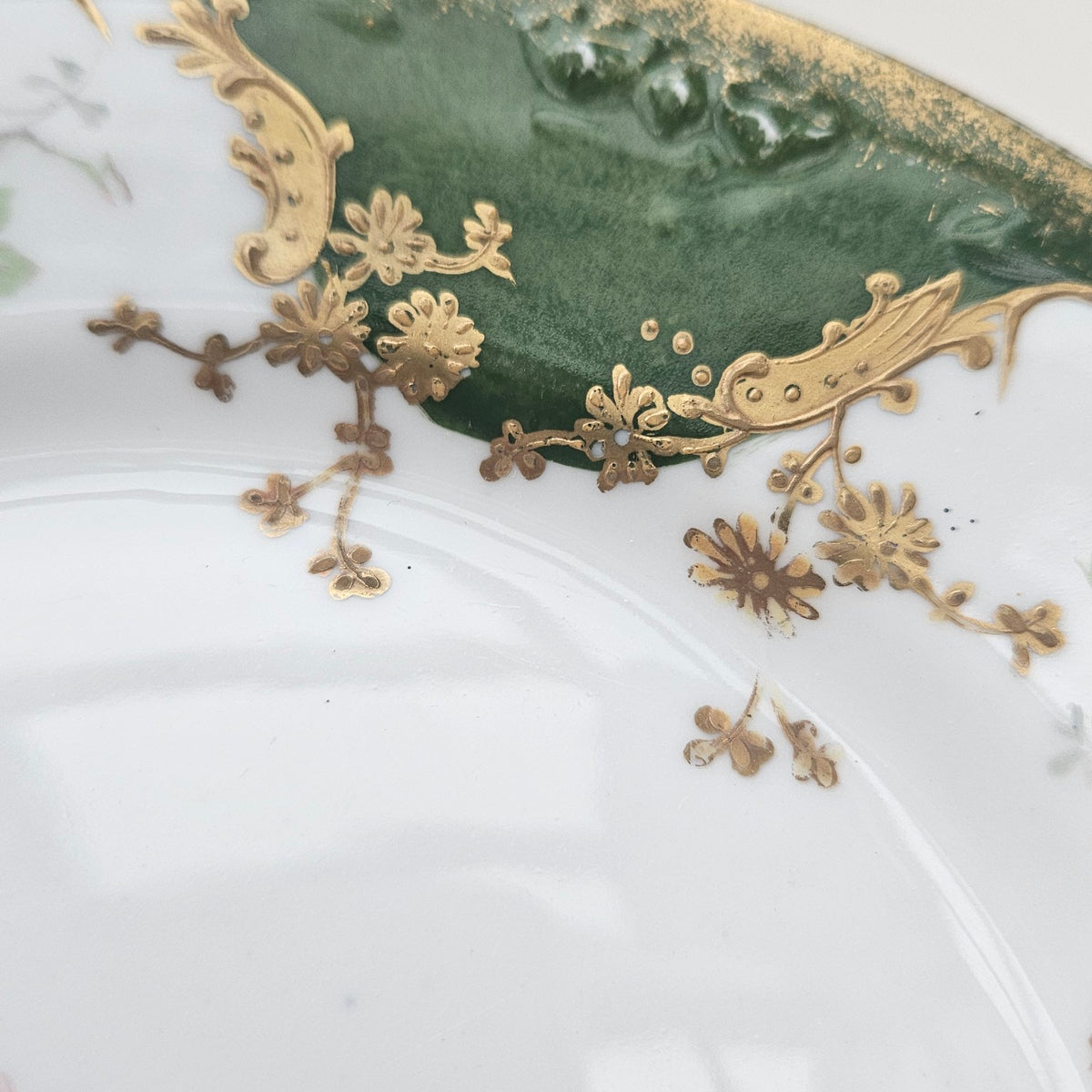 Assiette ancienne – Manufacture Balleroy, Mandavy et de Mavaleix – Limoges, v. 1904-1908