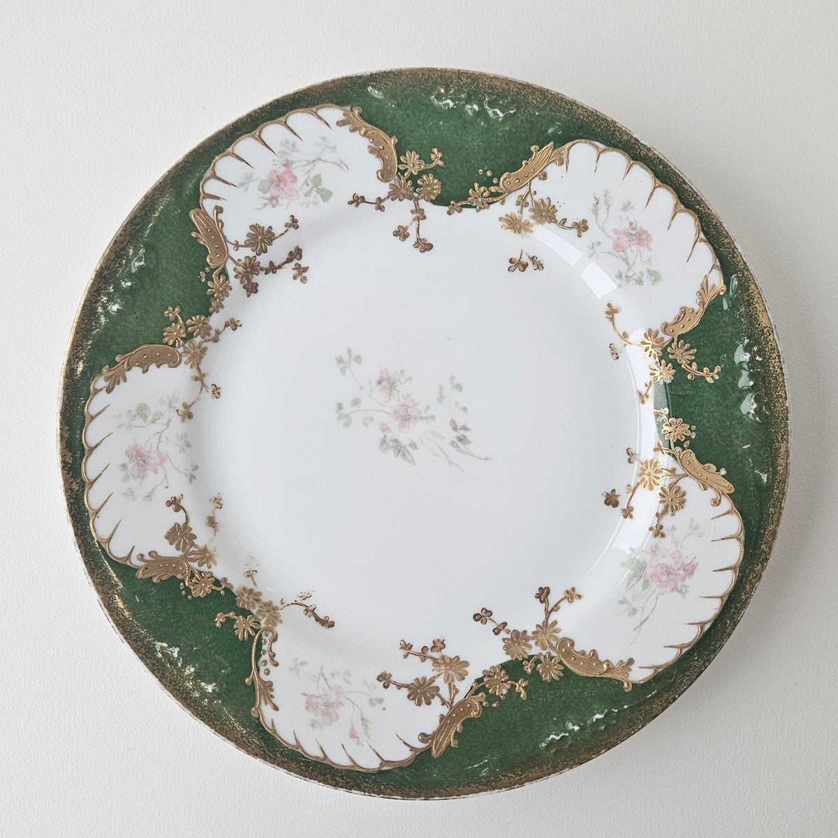 Assiette ancienne – Manufacture Balleroy, Mandavy et de Mavaleix – Limoges, v. 1904-1908