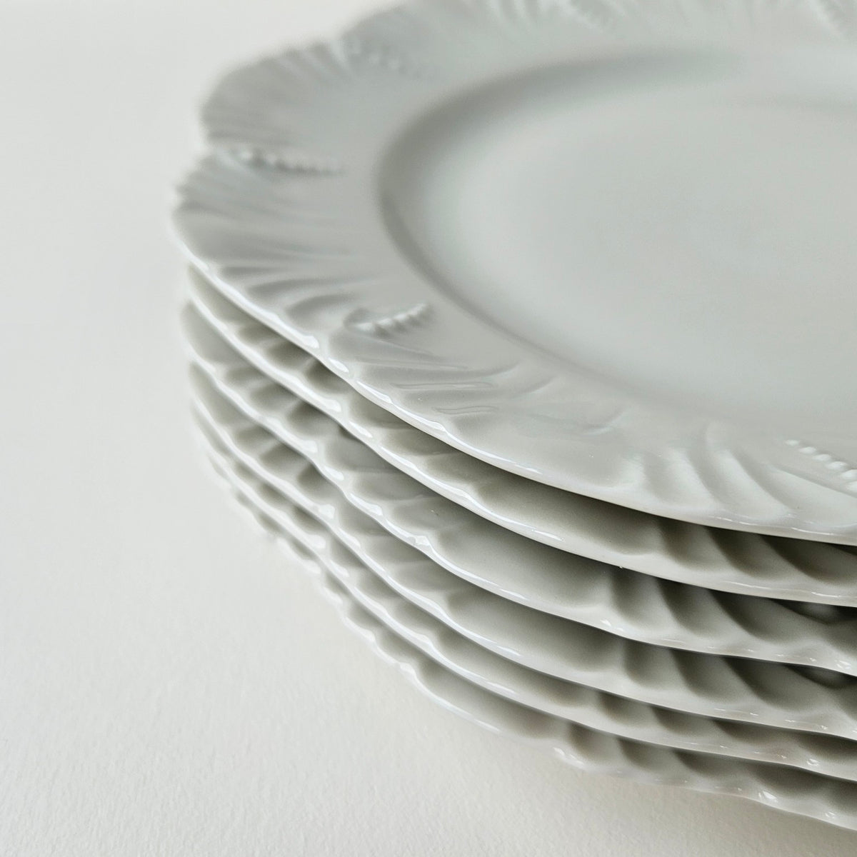 Suite de six assiettes à dessert – Manufacture Royal Limoges – 2e moitié du XXᵉ s.