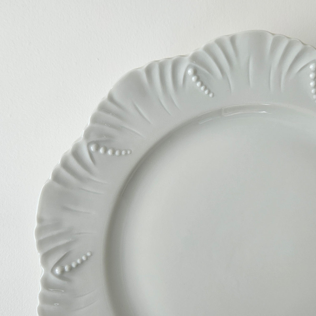 Suite de six assiettes à dessert – Manufacture Royal Limoges – 2e moitié du XXᵉ s.