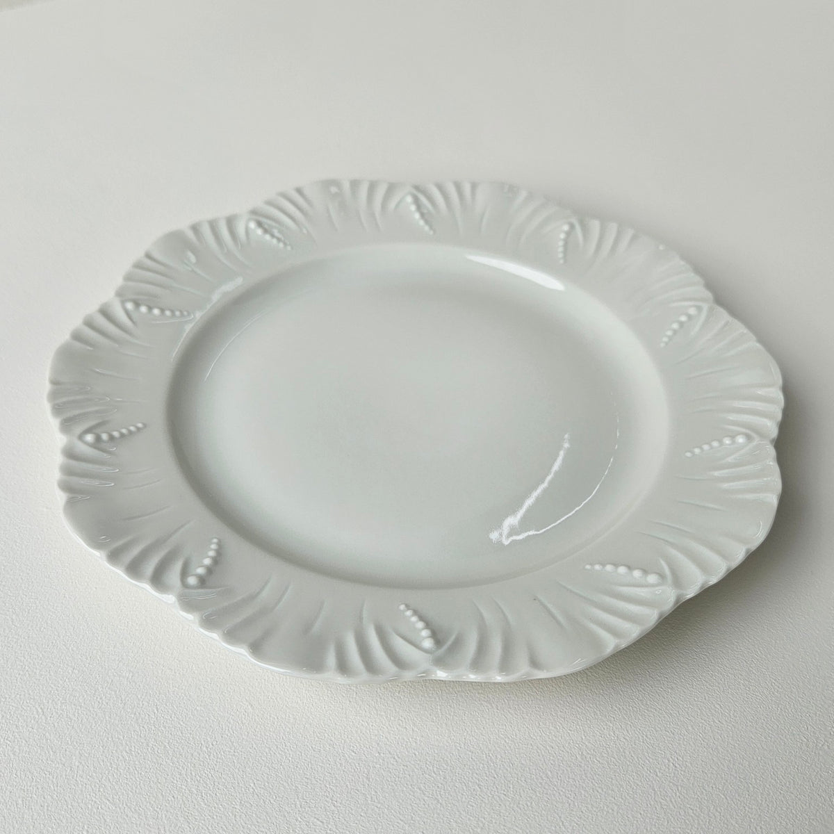 Suite de six assiettes à dessert – Manufacture Royal Limoges – 2e moitié du XXᵉ s.