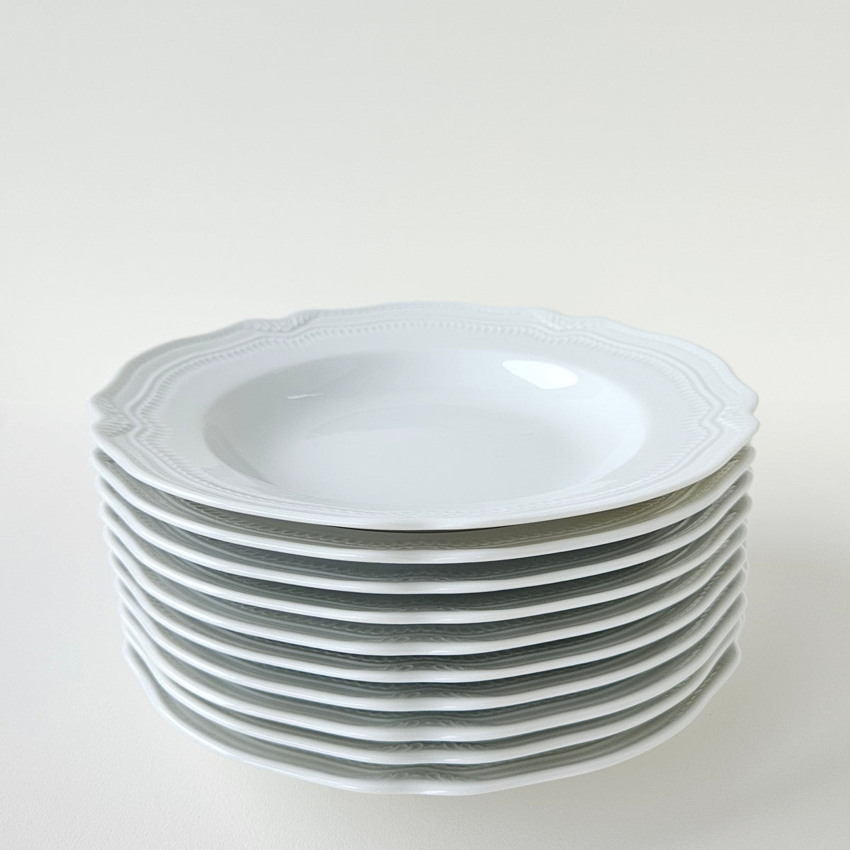 Suite de dix assiettes creuses – Manufacture La Seynie / La Reine – Saint-Yrieix-la-Perche, fin du XXᵉ s.