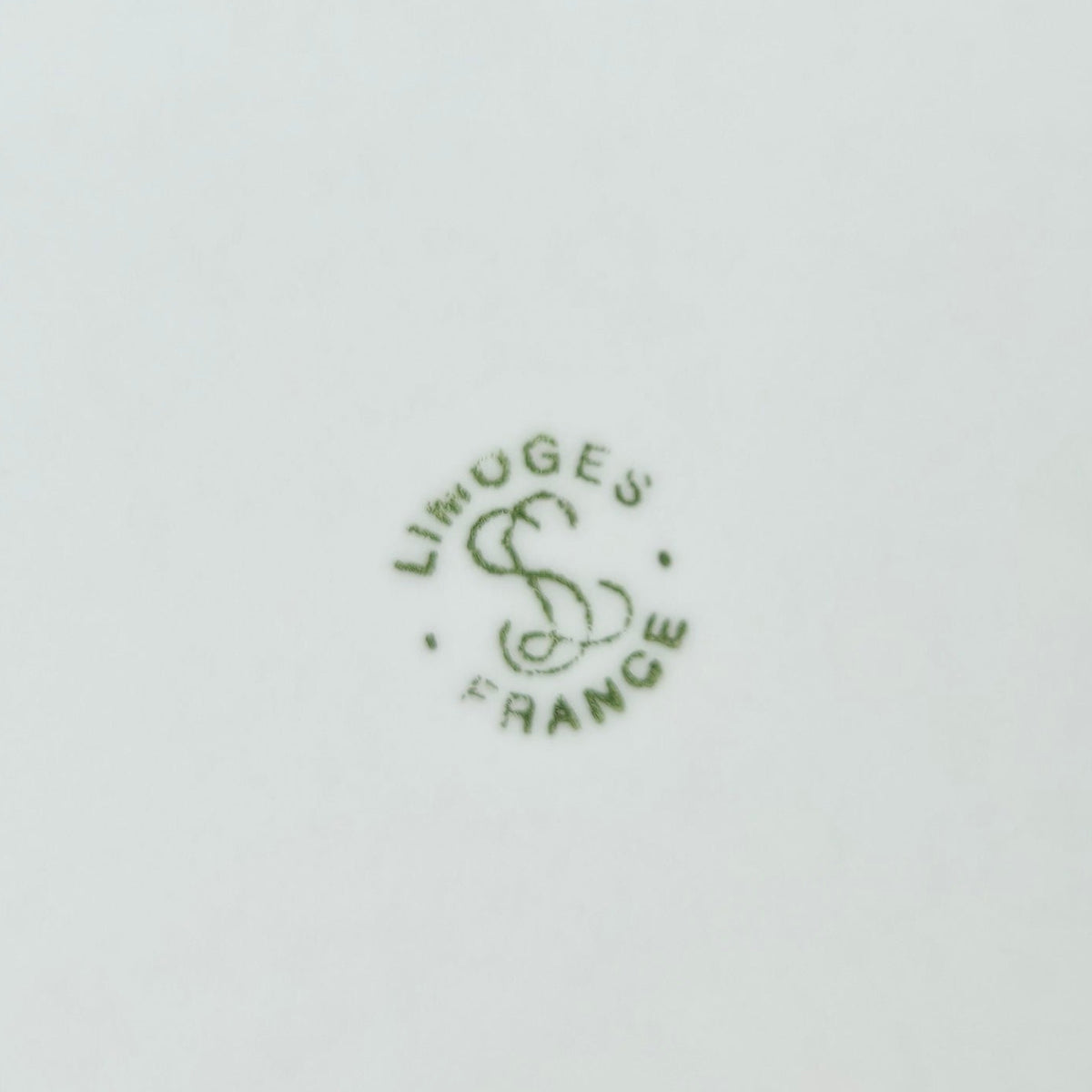 Suite de dix assiettes creuses – Manufacture La Seynie / La Reine – Saint-Yrieix-la-Perche, fin du XXᵉ s.