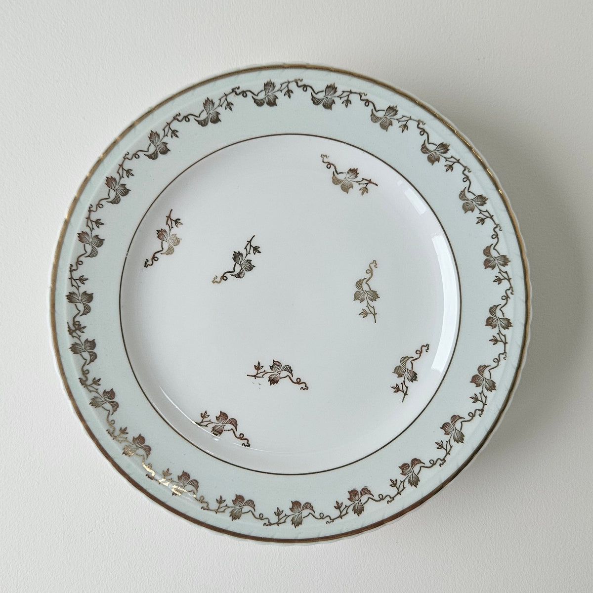Suite de 4 assiettes à dessert – Porcelaine de Limoges – 2e moitié du XXᵉ s.