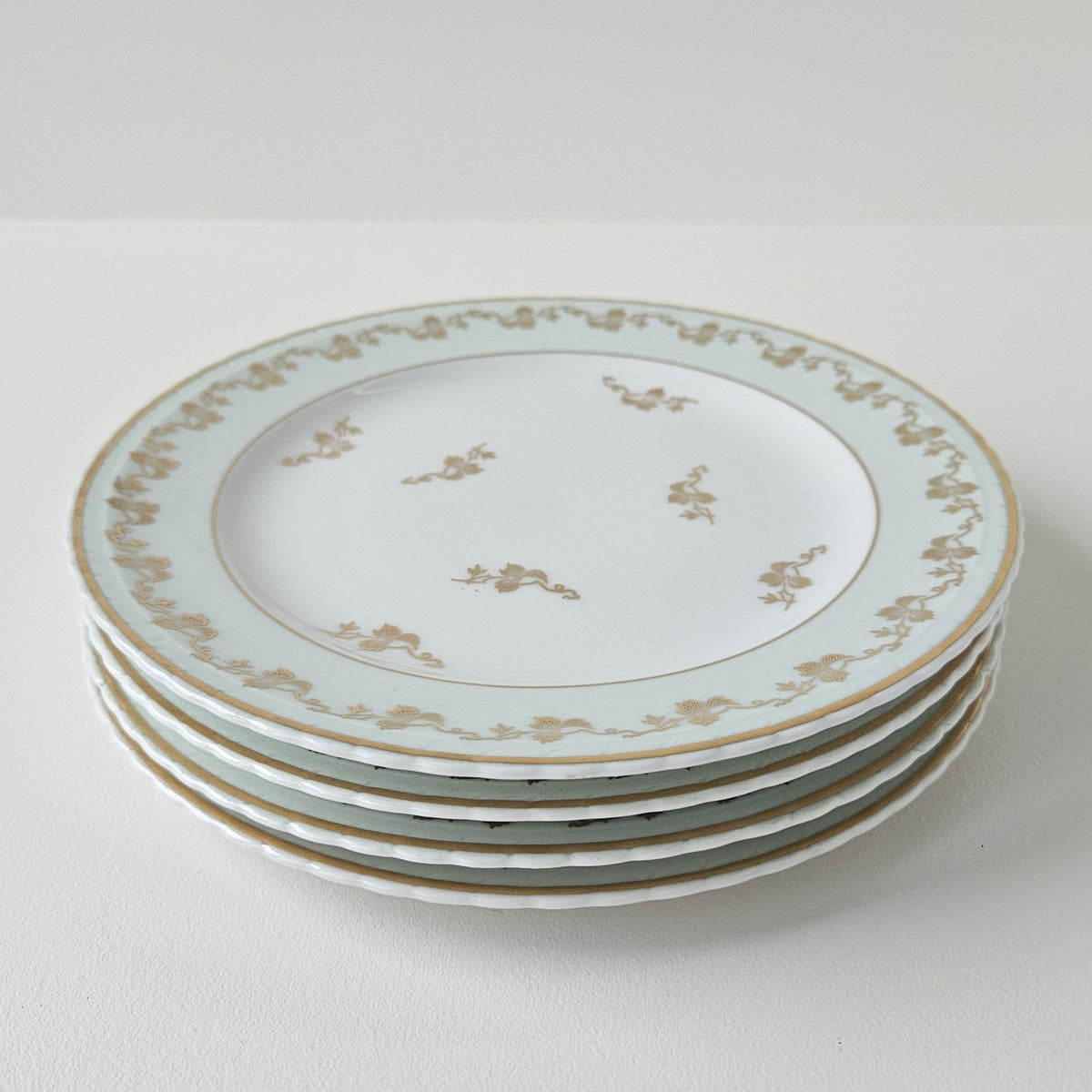 Suite de 4 assiettes à dessert – Porcelaine de Limoges – 2e moitié du XXᵉ s.