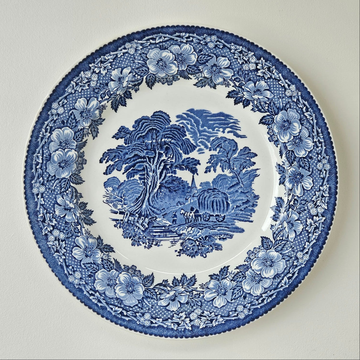 Assiette en faïence – Barratts of Staffordshire Ltd. – Burslem, Stoke-on-Trent, v. 1950-1960
