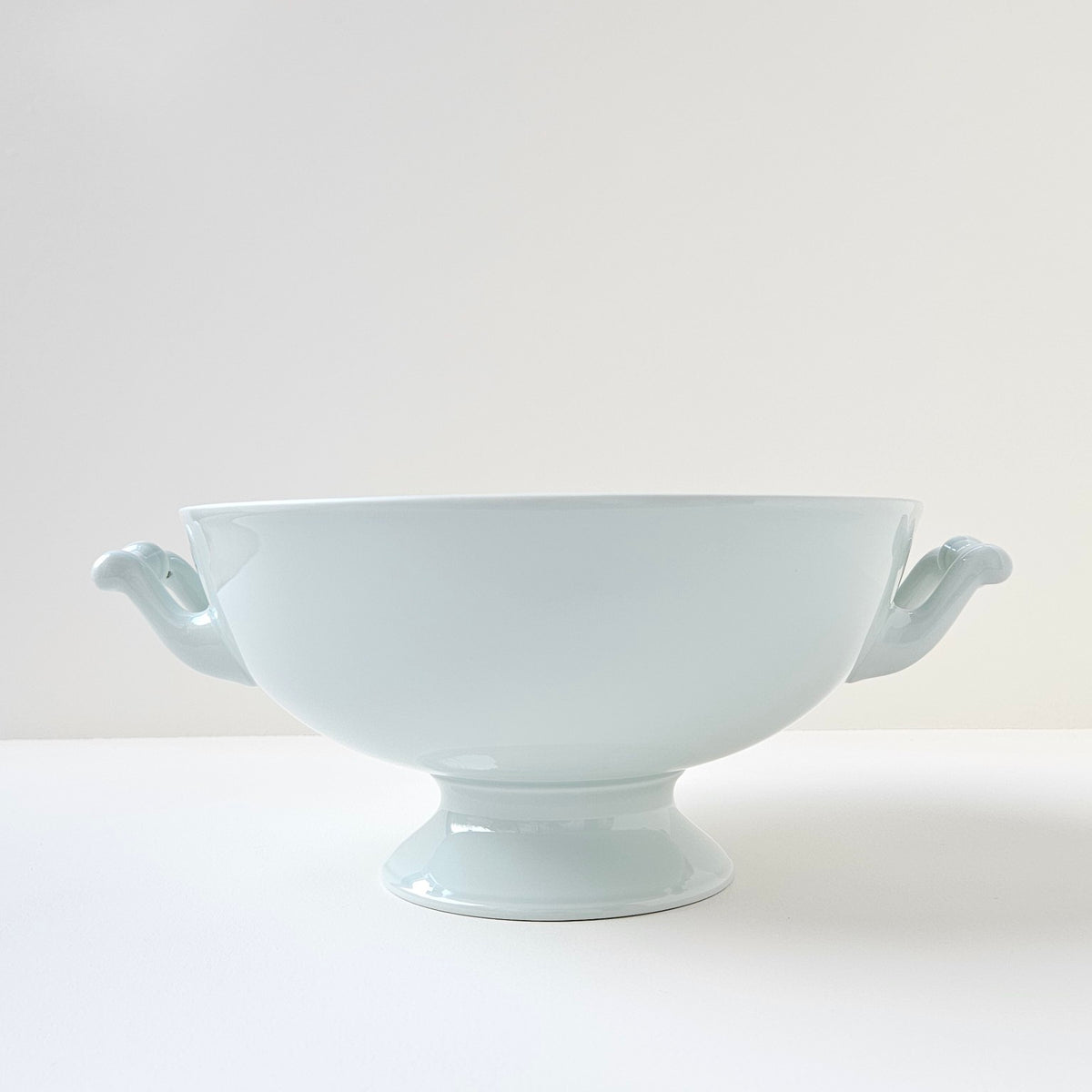 Coupe sur piédouche en porcelaine céladon – Manufacture Haviland – Limoges, Début du XXIe s.