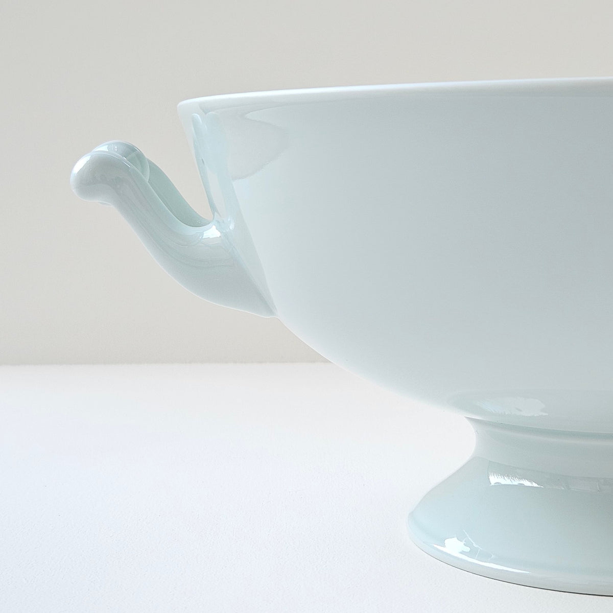 Coupe sur piédouche en porcelaine céladon – Manufacture Haviland – Limoges, Début du XXIe s.
