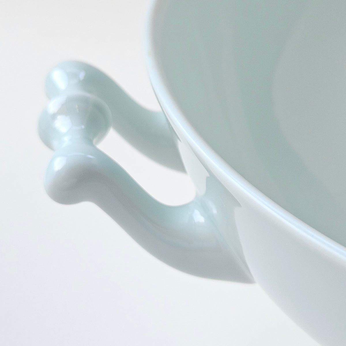 Coupe sur piédouche en porcelaine céladon – Manufacture Haviland – Limoges, Début du XXIe s.