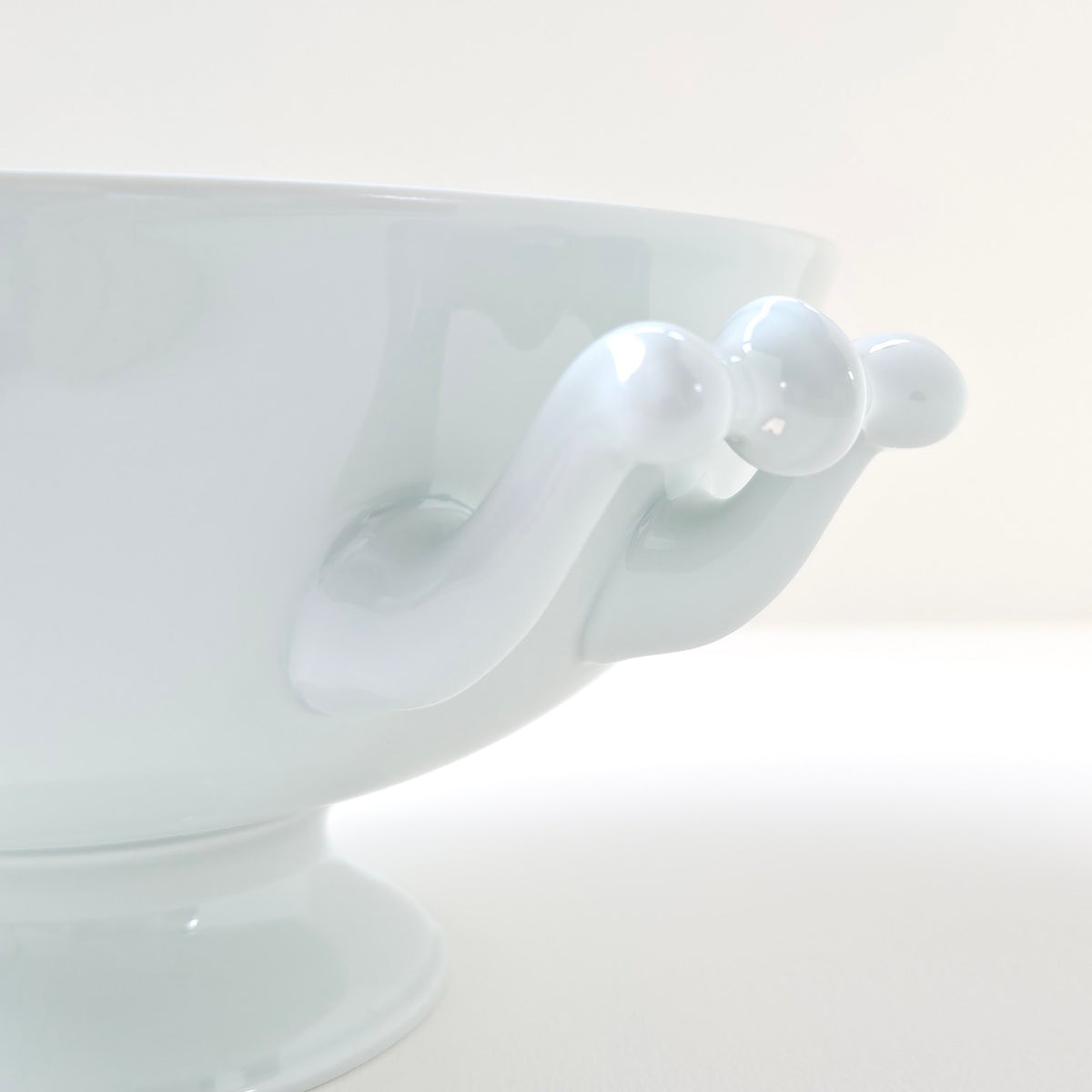 Coupe sur piédouche en porcelaine céladon – Manufacture Haviland – Limoges, Début du XXIe s.