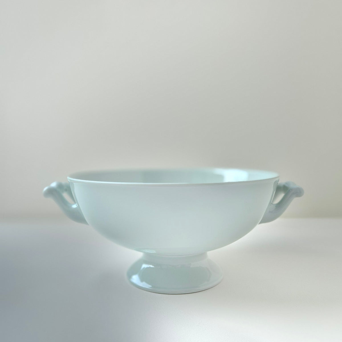 Coupe sur piédouche en porcelaine céladon – Manufacture Haviland – Limoges, Début du XXIe s.