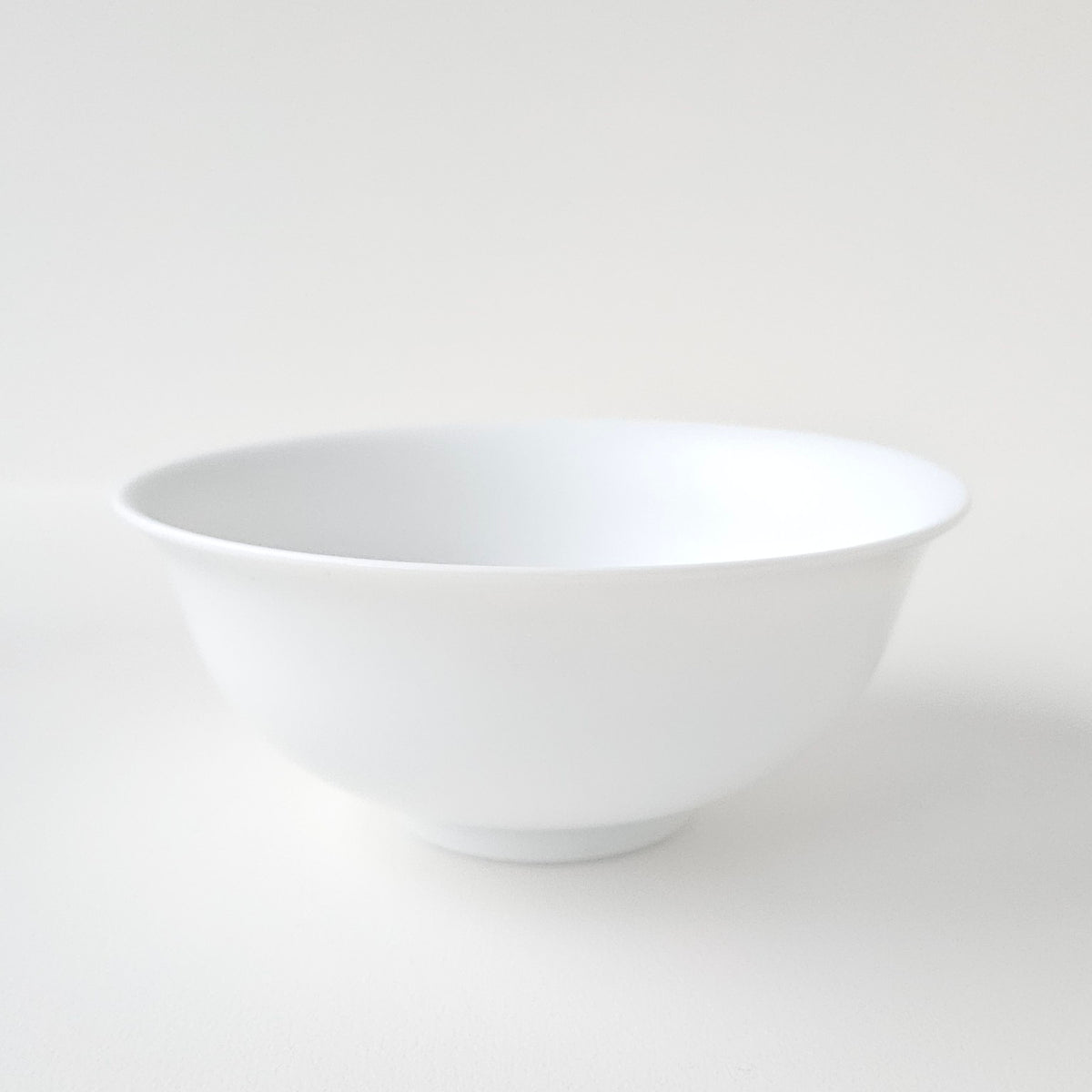 Lot de quatre bols en porcelaine fine – Contraste Émail / Biscuit – Saint-Léonard-de-Noblat, début du XXIe s..