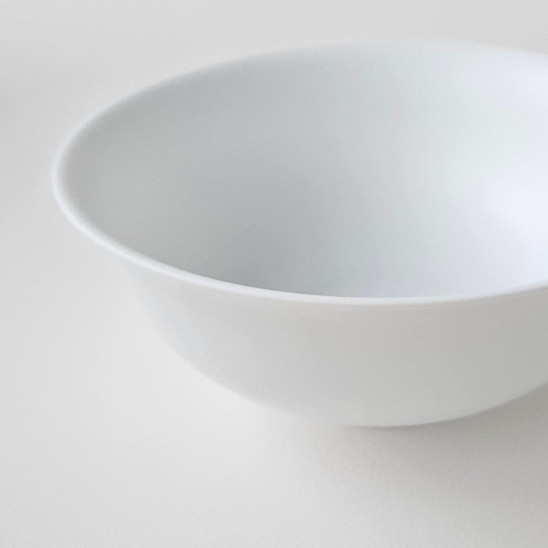 Lot de quatre bols en porcelaine fine – Contraste Émail / Biscuit – Saint-Léonard-de-Noblat, début du XXIe s..