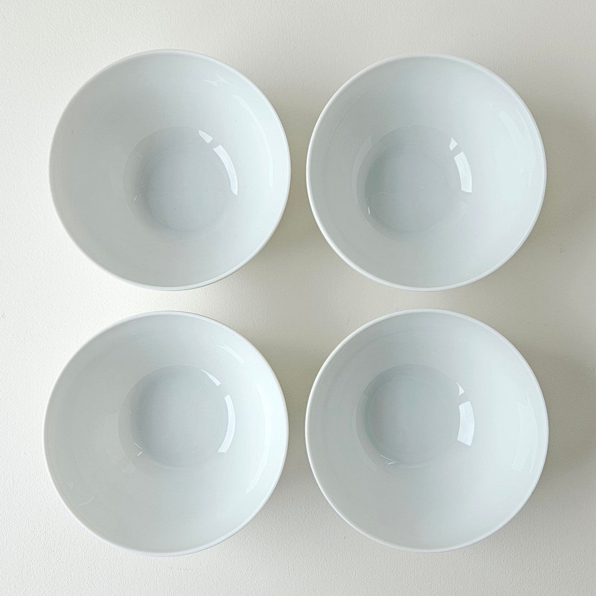 Lot de quatre bols en porcelaine fine – Contraste Biscuit / Émail – Saint-Léonard-de-Noblat, début du XXIe s.