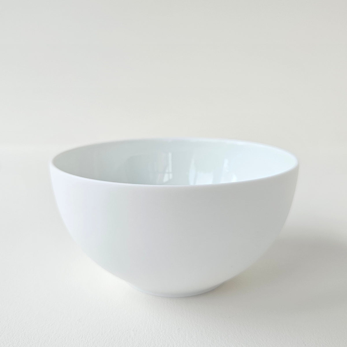 Lot de quatre bols en porcelaine fine – Contraste Biscuit / Émail – Saint-Léonard-de-Noblat, début du XXIe s.