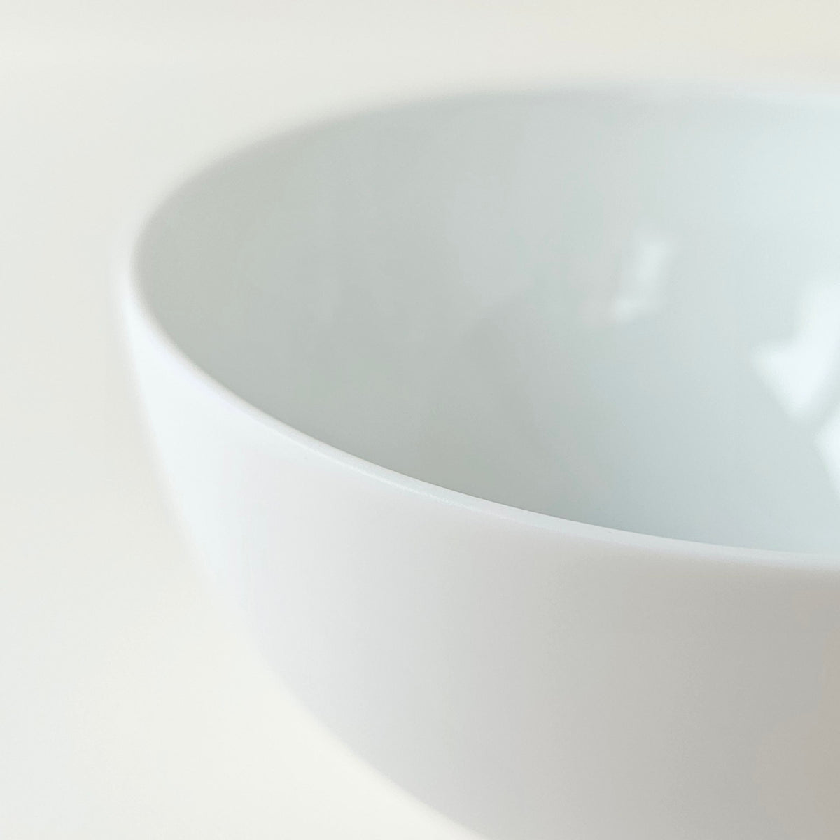 Lot de quatre bols en porcelaine fine – Contraste Biscuit / Émail – Saint-Léonard-de-Noblat, début du XXIe s.