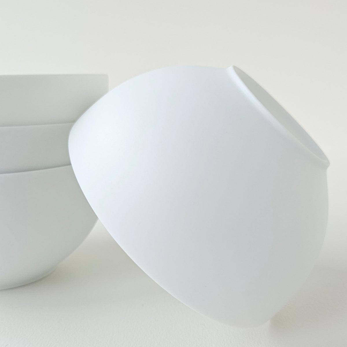 Lot de quatre bols en porcelaine fine – Contraste Biscuit / Émail – Saint-Léonard-de-Noblat, début du XXIe s.
