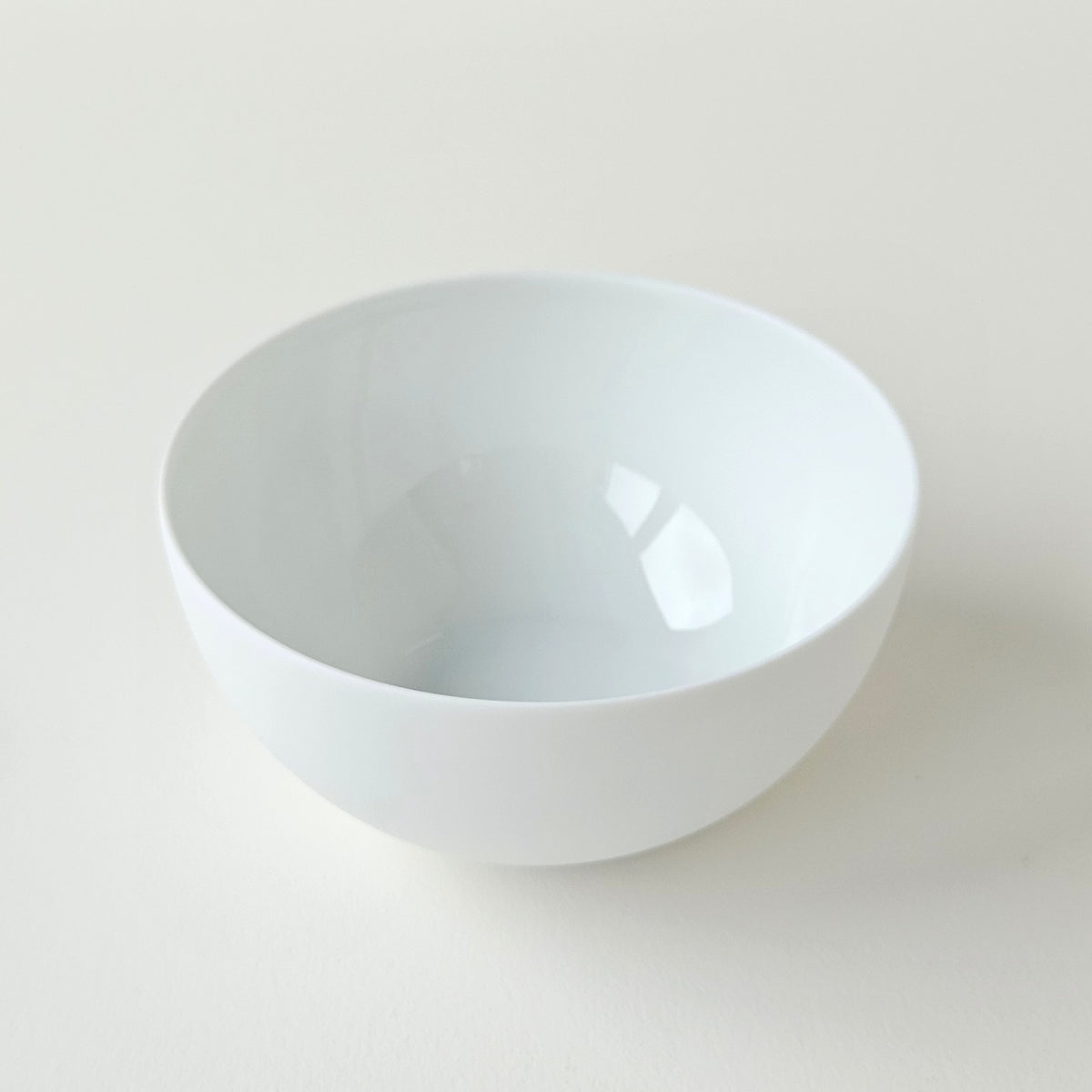 Lot de quatre bols en porcelaine fine – Contraste Biscuit / Émail – Saint-Léonard-de-Noblat, début du XXIe s.