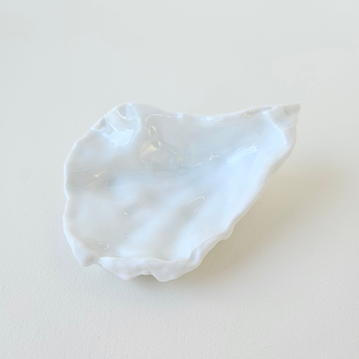 Coquille d’huître en porcelaine blanche, finition biscuit – Limoges, v. 2020