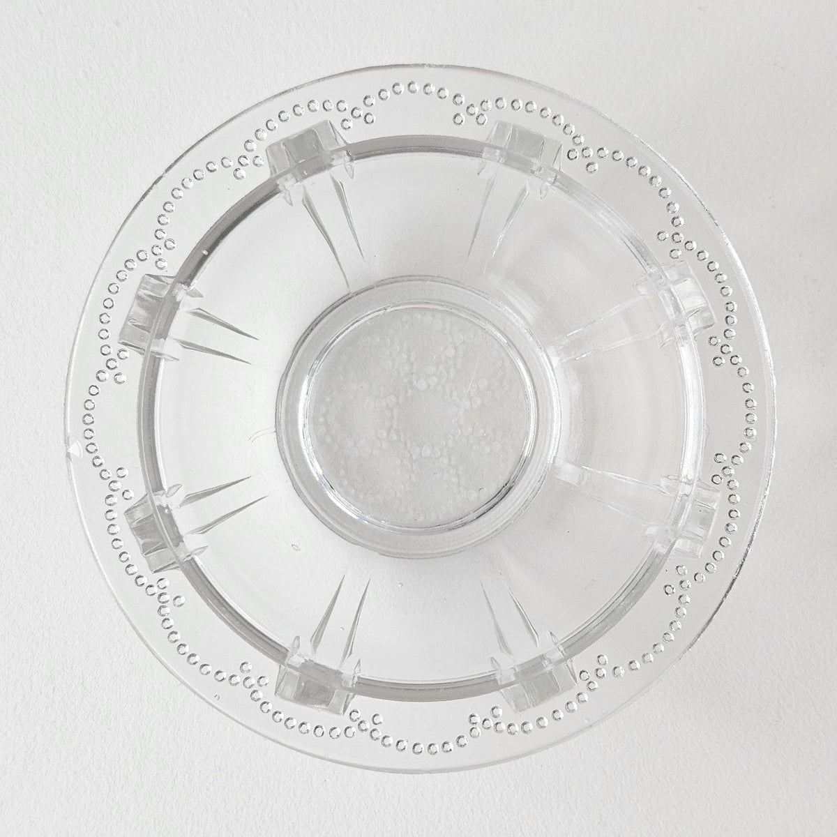 Coupelle en verre moulé à décor perlé et rayonnant – XXᵉ siècle