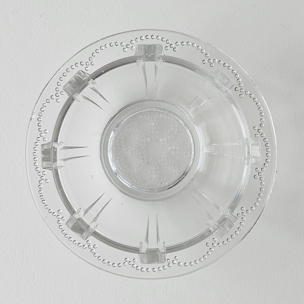 Coupelle en verre moulé à décor perlé et rayonnant – XXᵉ siècle