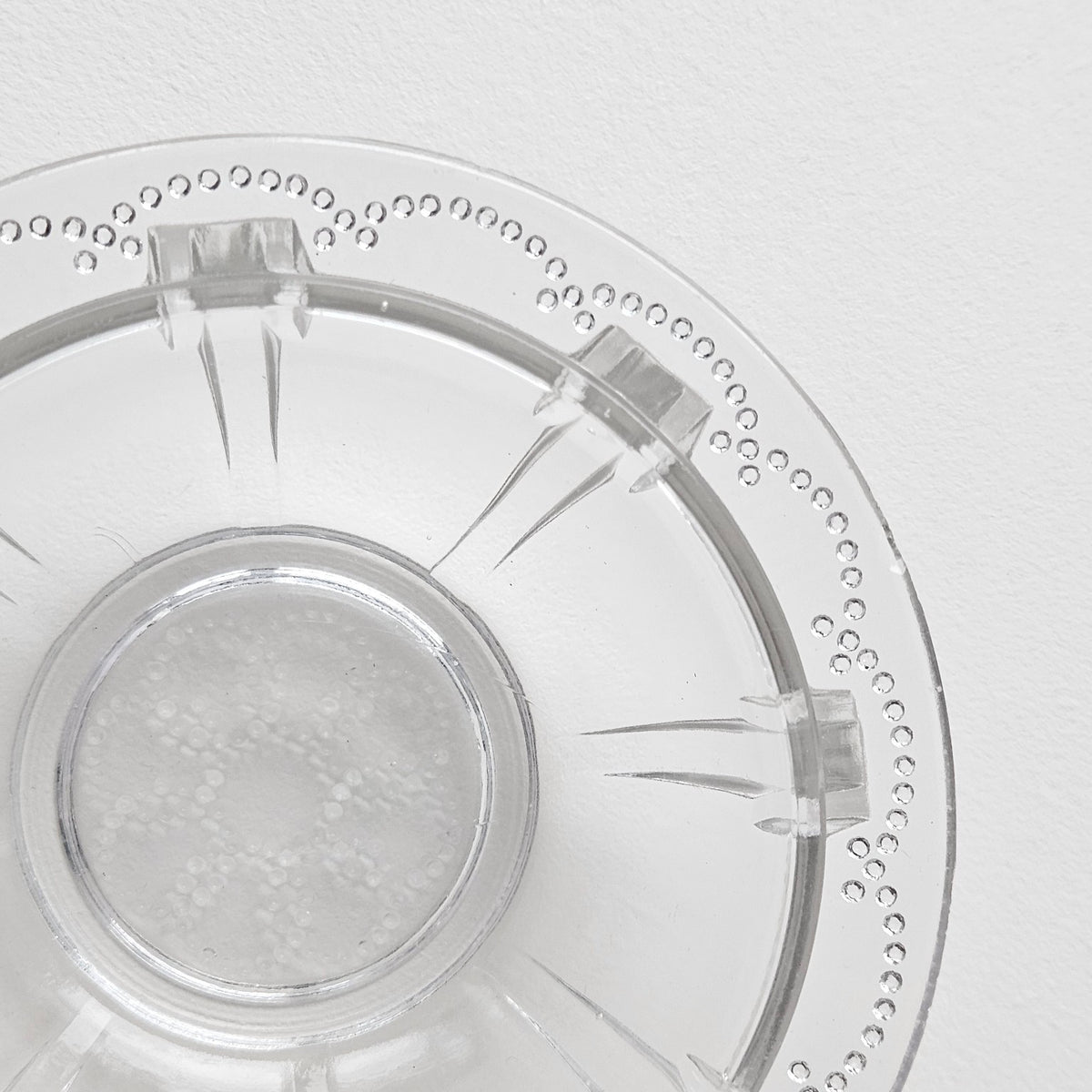 Coupelle en verre moulé à décor perlé et rayonnant – XXᵉ siècle