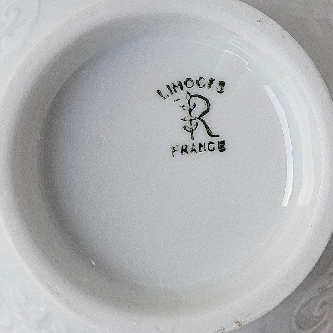 Crémier à décor en relief – Manufacture Raynaud – Limoges, fin du XXᵉ s.