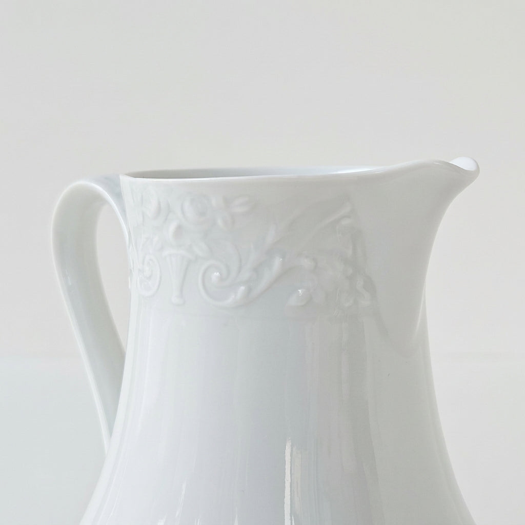 Crémier à décor en relief – Manufacture Raynaud – Limoges, fin du XXᵉ s.
