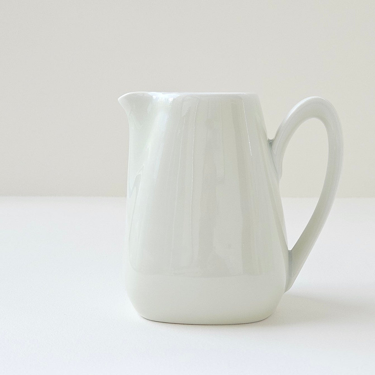 Crémier en porcelaine émaillée ivoire – Manufacture Raynaud – Limoges, Fin du XXᵉ s.