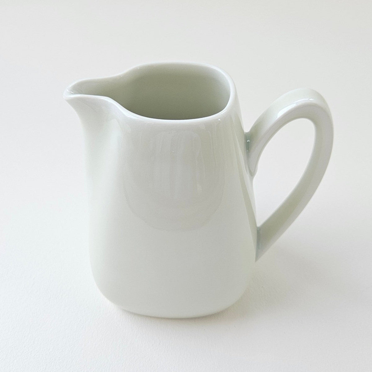Crémier en porcelaine émaillée ivoire – Manufacture Raynaud – Limoges, Fin du XXᵉ s.