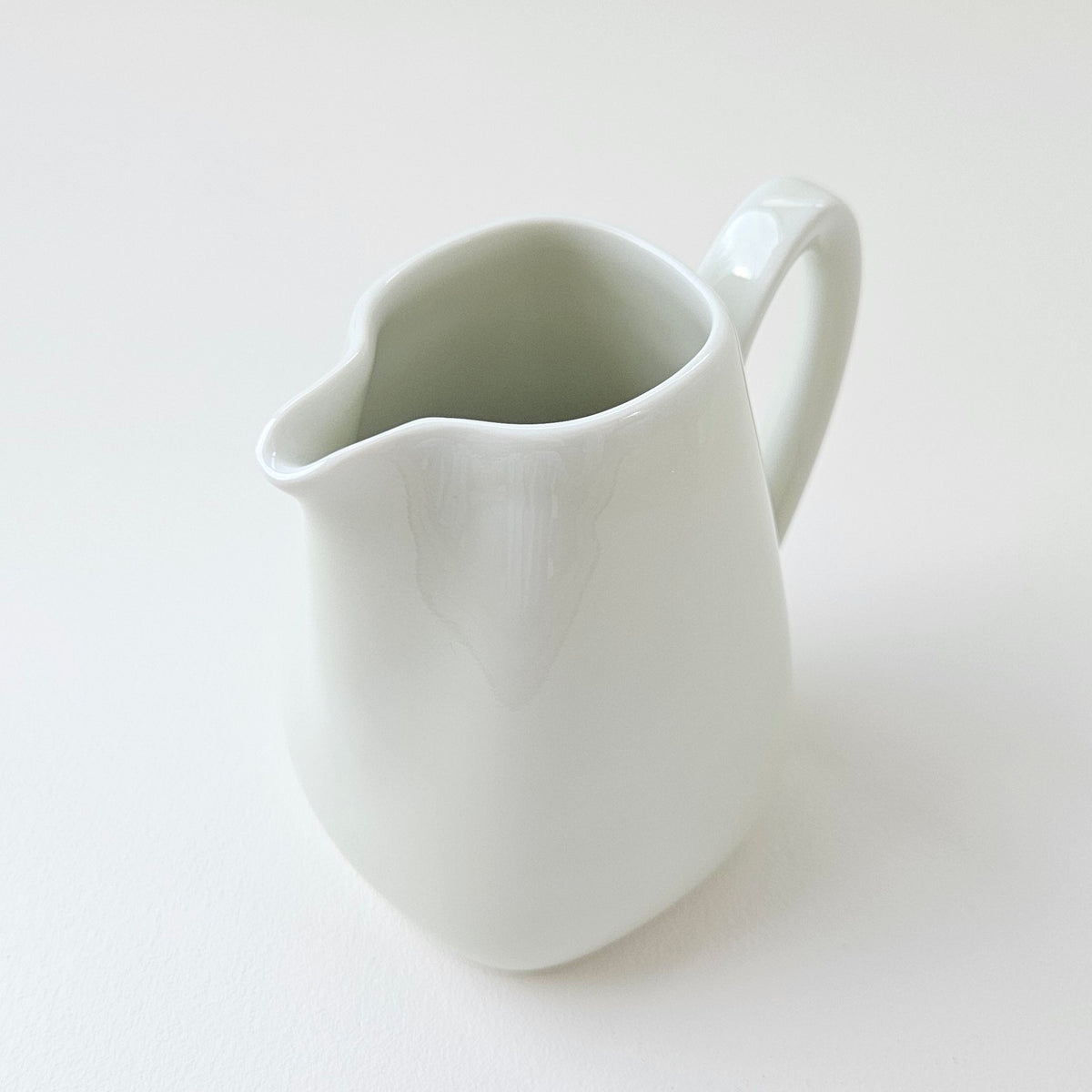 Crémier en porcelaine émaillée ivoire – Manufacture Raynaud – Limoges, Fin du XXᵉ s.