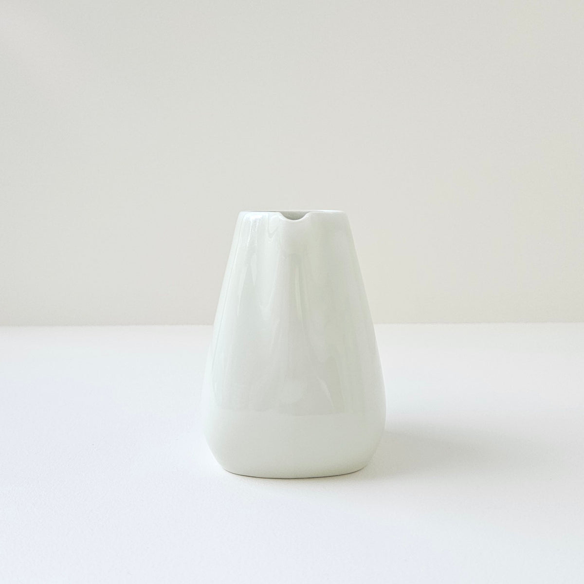 Crémier en porcelaine émaillée ivoire – Manufacture Raynaud – Limoges, Fin du XXᵉ s.