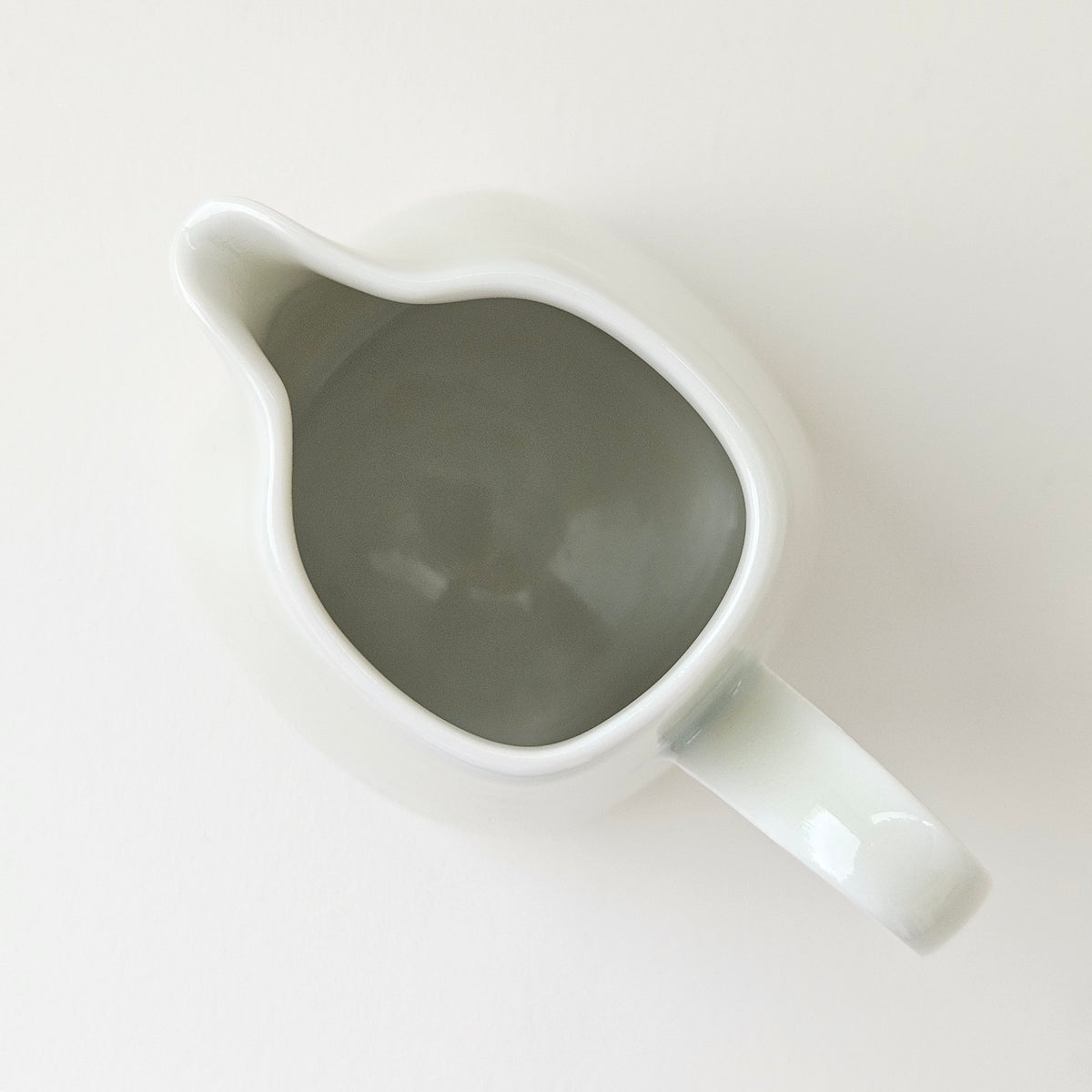 Crémier en porcelaine émaillée ivoire – Manufacture Raynaud – Limoges, Fin du XXᵉ s.