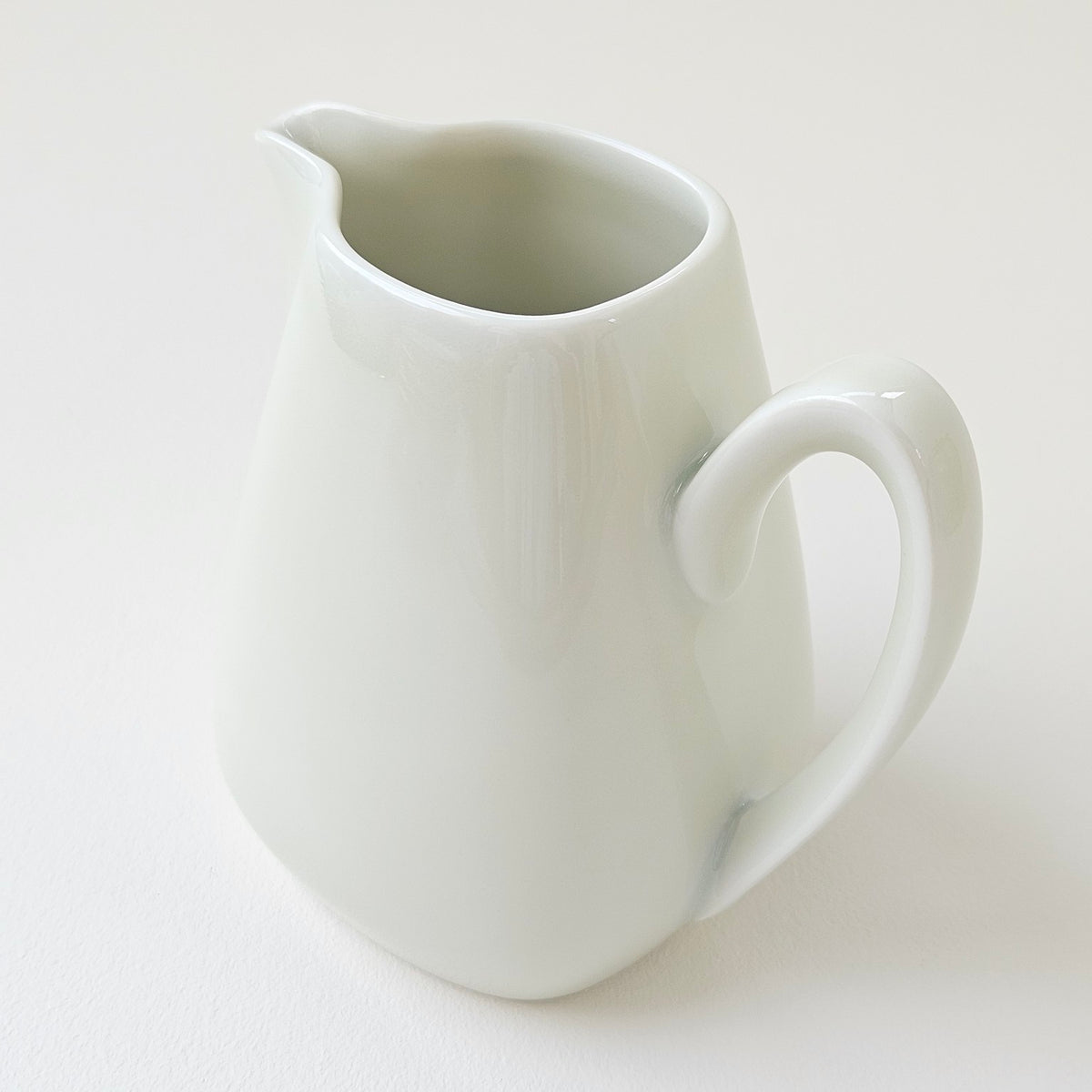 Crémier en porcelaine émaillée ivoire – Manufacture Raynaud – Limoges, Fin du XXᵉ s.