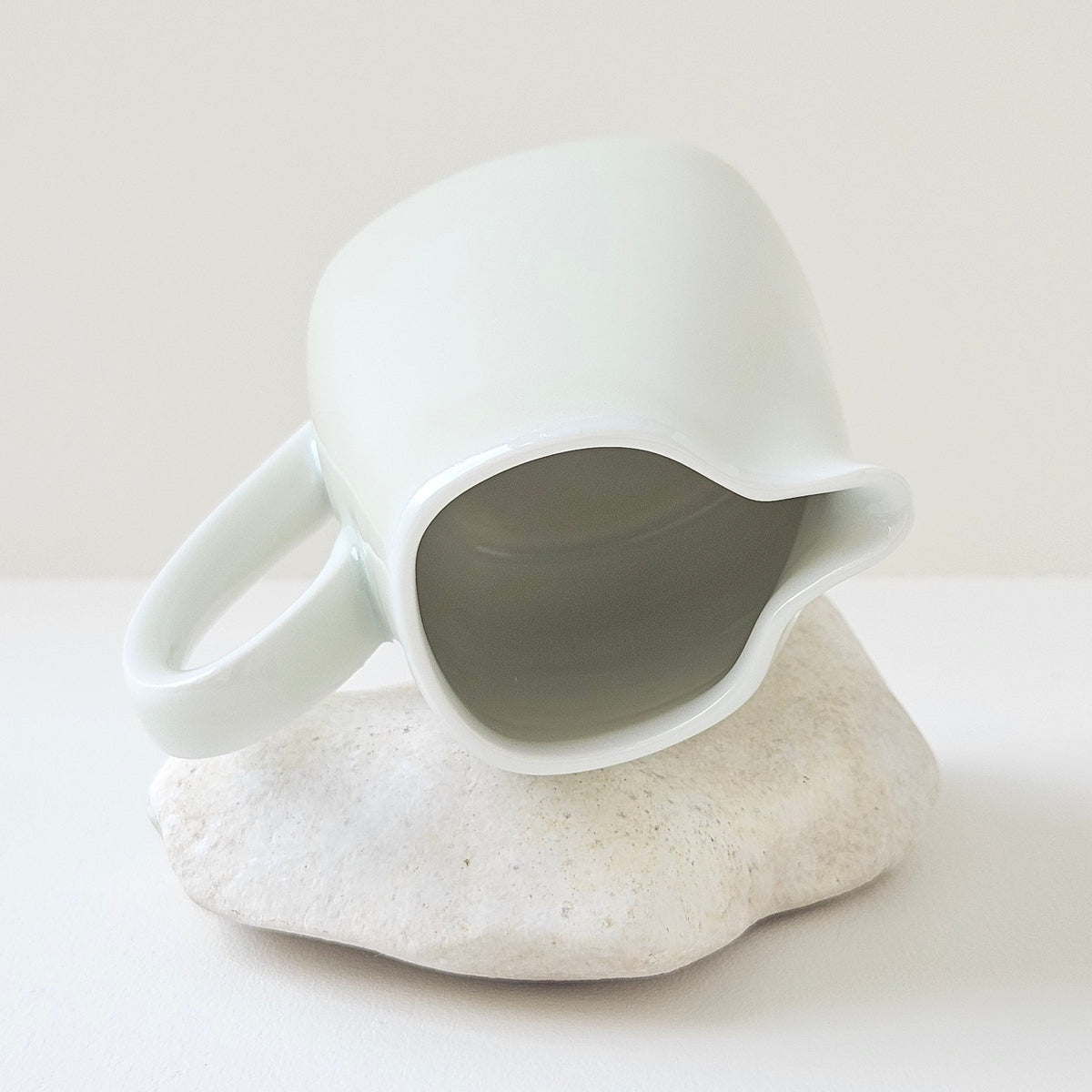 Crémier en porcelaine émaillée ivoire – Manufacture Raynaud – Limoges, Fin du XXᵉ s.