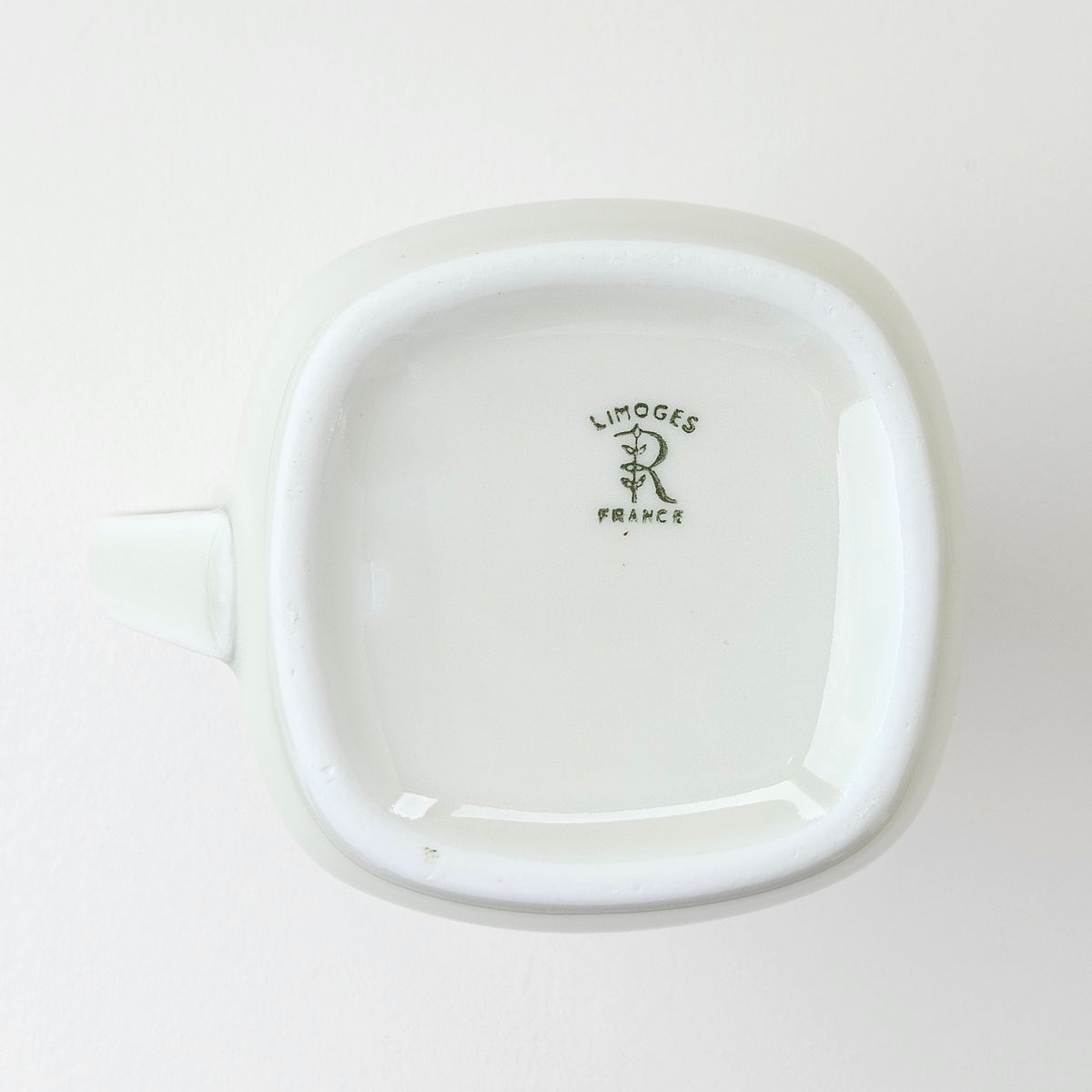 Crémier en porcelaine émaillée ivoire – Manufacture Raynaud – Limoges, Fin du XXᵉ s.