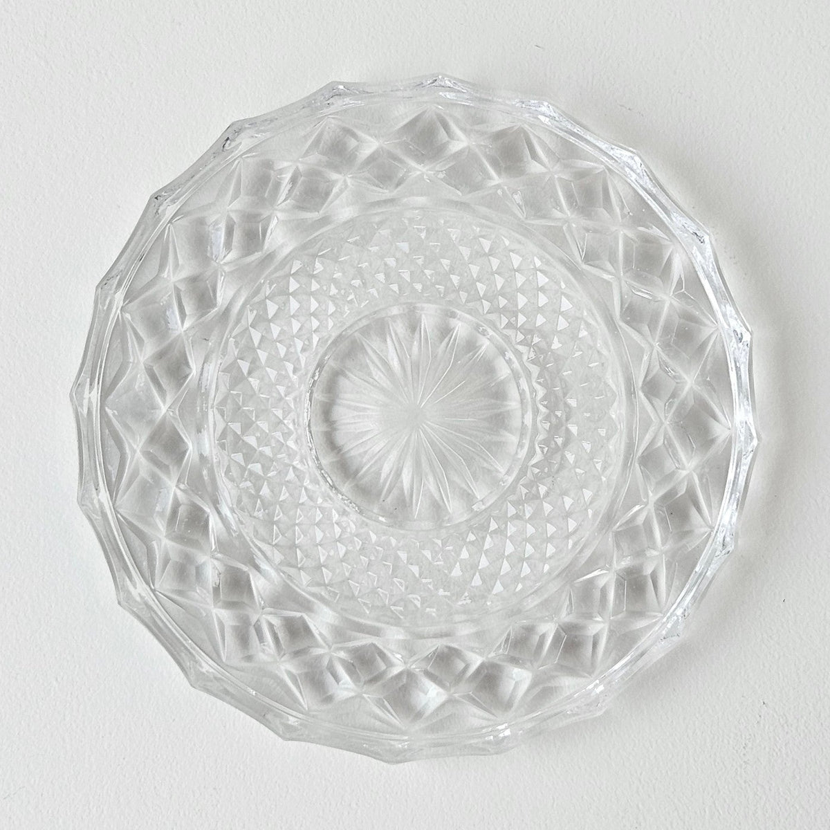 Dessous de bouteille en verre moulé à facettes – XXᵉ siècle