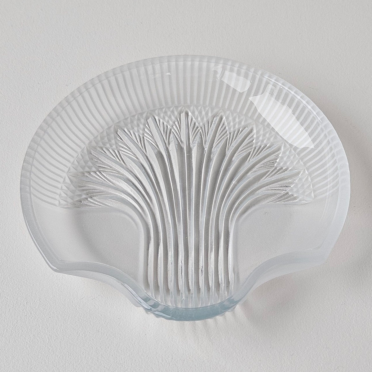 Dessous de bouteille en verre moulé à décor rayonnant – XXᵉ siècle