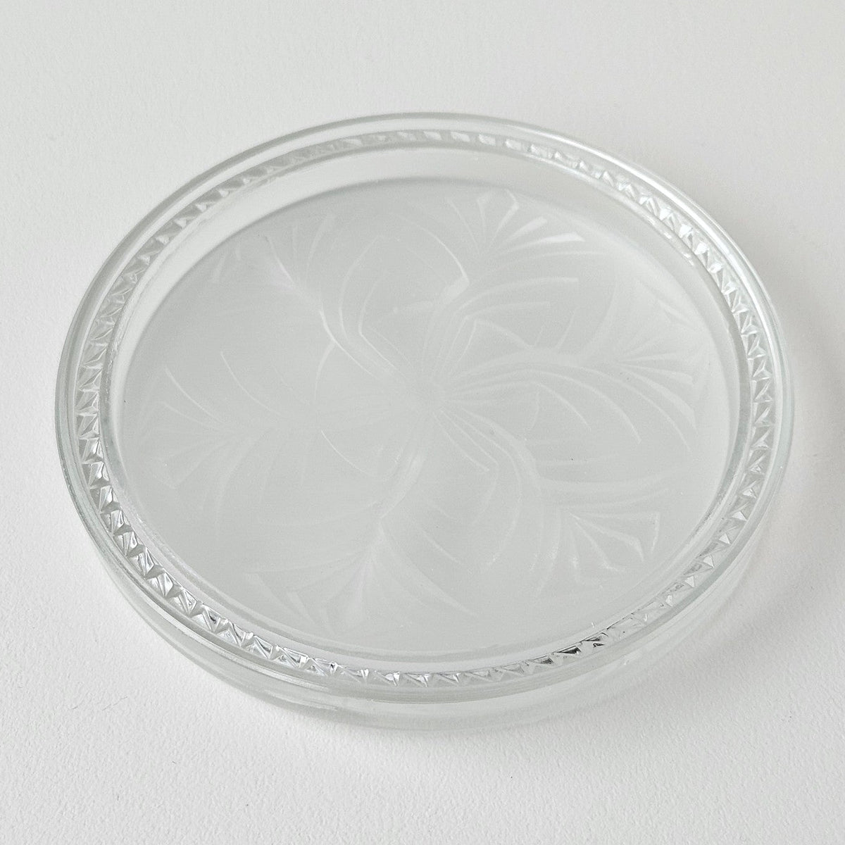 Dessous de bouteille en verre moulé et sablé – XXᵉ siècle