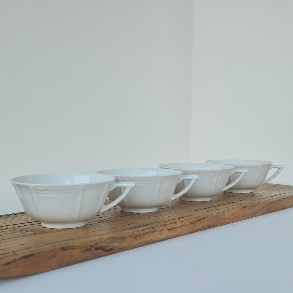 Ensemble de 4 tasses à thé en porcelaine fine – Limoges, v. 1940-1950