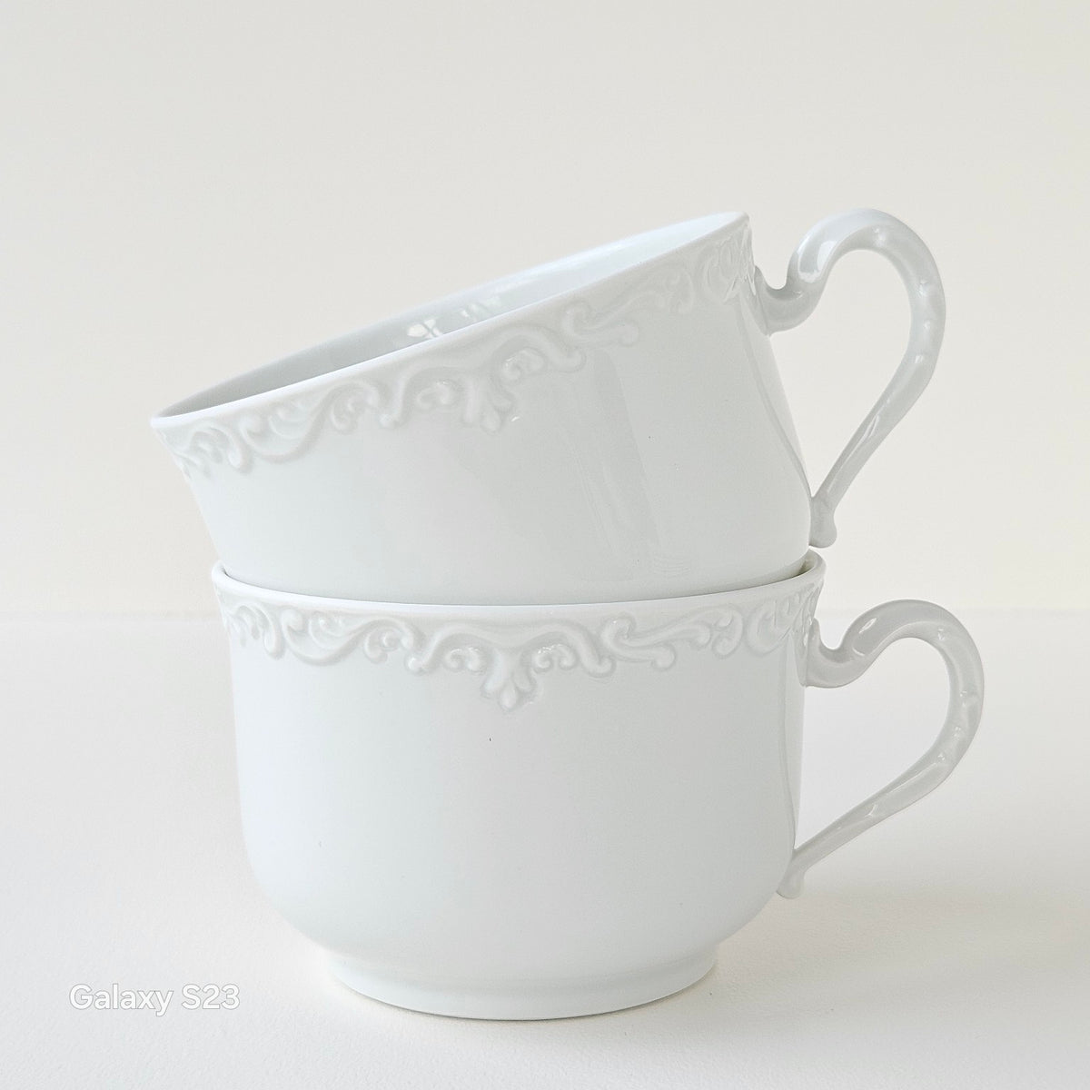 Paire de tasses à thé ou à chocolat chaud avec deux soucoupes assorties par association – Limoges, 2e moitié du XXᵉ s.