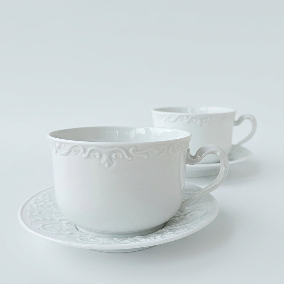 Paire de tasses à thé ou à chocolat chaud avec deux soucoupes assorties par association – Limoges, 2e moitié du XXᵉ s.