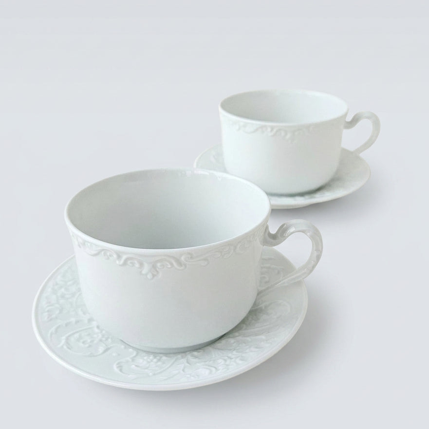 Paire de tasses à thé ou à chocolat chaud avec deux soucoupes assorties par association – Limoges, 2e moitié du XXᵉ s.