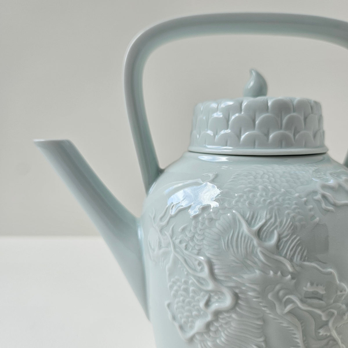Théière en porcelaine céladon – Manufacture Haviland – Limoges, XXIe s.