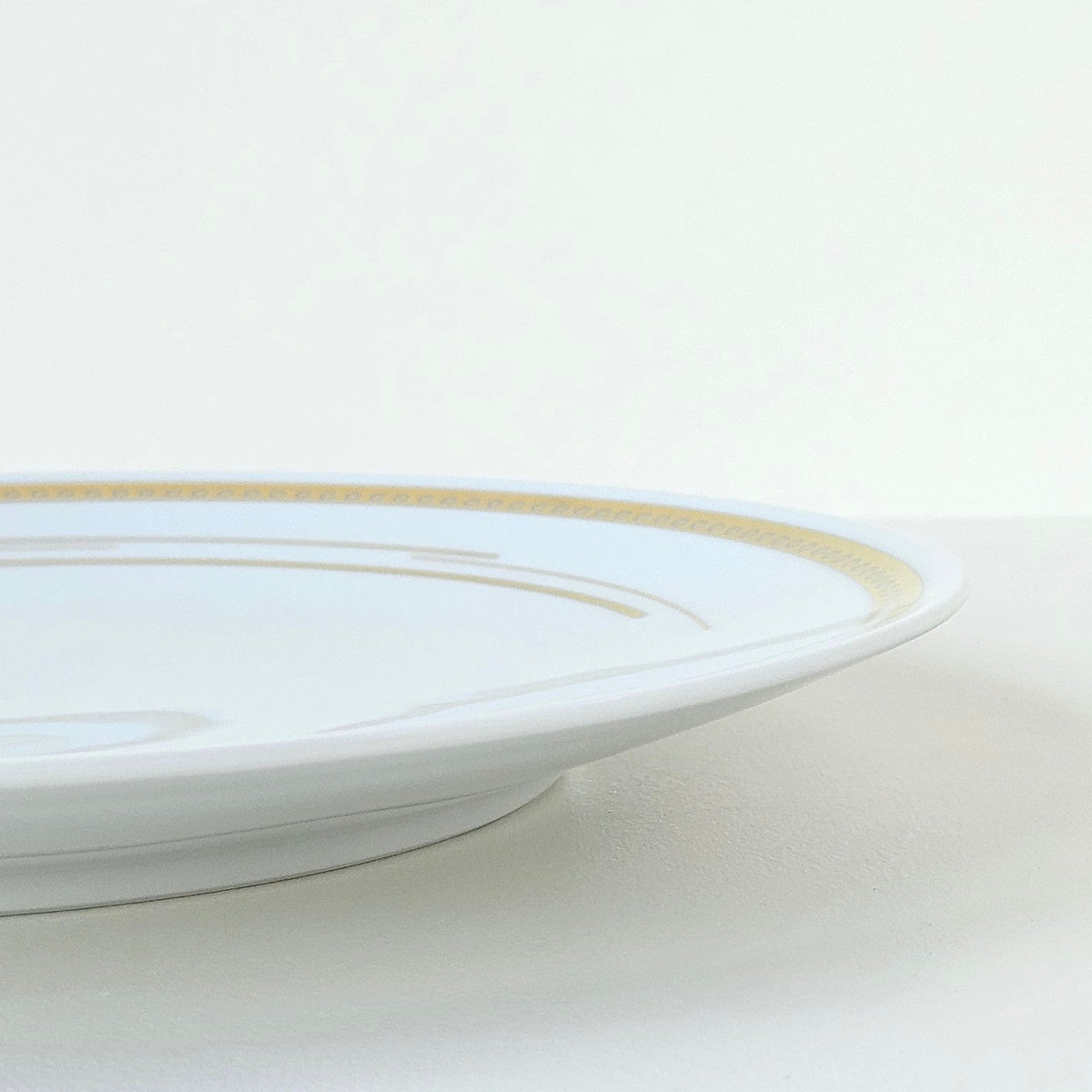 Plat de service / Assiette de présentation – Hôtel de Crillon – Manufacture Haviland – Limoges, XXIe s.