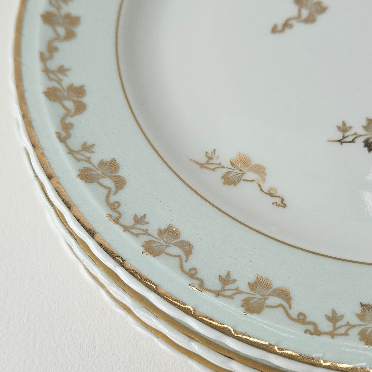 Suite de 4 assiettes à dessert – Porcelaine de Limoges – 2e moitié du XXᵉ s.